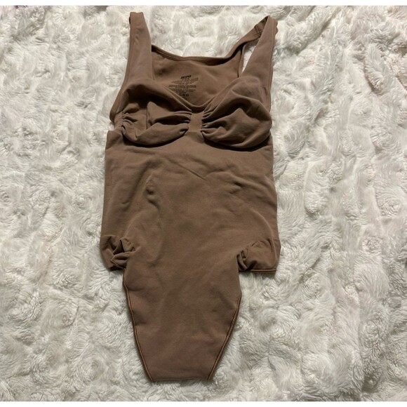 SKIMS SEAMLESS SCULPT SCOOP NECK THONG BODYSUIT - Picture 1 of 6